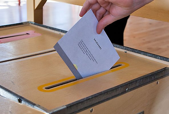 Valkuvert som läggs i en valurna.